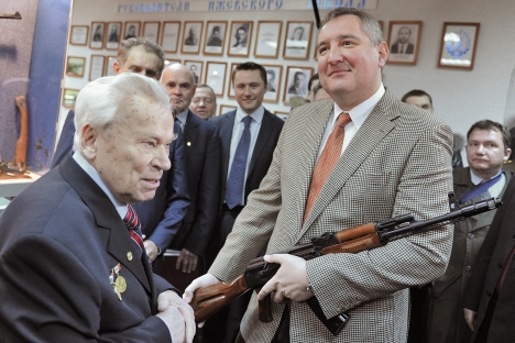 Il capo della Commissione dell'Industria bellica, Dmitri Rogozin, a destra, con Mikhail Kalashnikov, a sinistra (Foto: Ria Novosti)